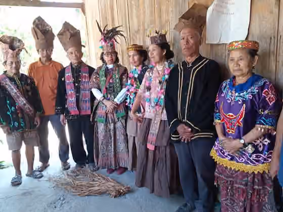 Suku Rampi — Masyarakat suku Rampi dengan pakaian adat
