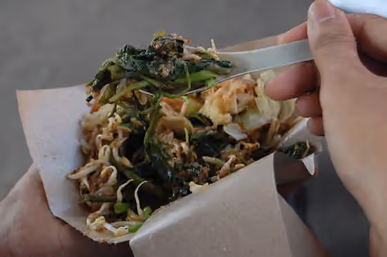 pecel — Pecel, campuran sayuran dan bahan lain dengan bumbu kacang yang biasanya pedas
