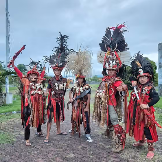 orang Minahasa — Baju adat Minahasa Kabasaran di benteng moraya