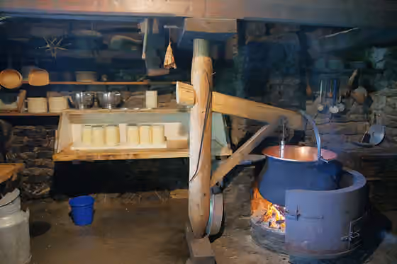 Pembuatan keju — Swiss Open Air Museum Ballenberg: Alpine cheese dairy of Kandersteg / BE (1780)