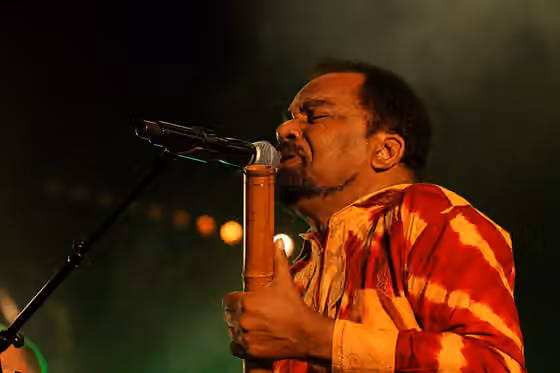 Semba — Bonga, invité par Bernard Lavilliers, est en concert sur la scène Landaoudec lors du festival du bout du Monde à Crozon dans le Finistère (France).