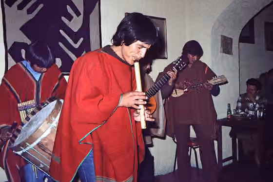 Music of Bolivia — Bolivien, La Paz: Bolivianische Folklore und Trachten.