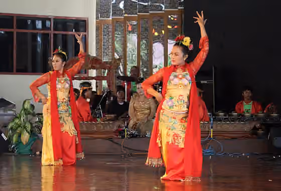 Tari Jaipong — The Sundanese Jaipongan Langit Biru dance performance in West Java Pavilion, Taman Mini Indonesia Indah, Jakarta.