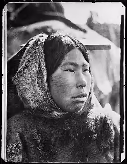 Netsilik — Tittel / Title: Kabloka, Netsilik-inuit Motiv / Motif: Glassnegativ 13x18 cm.