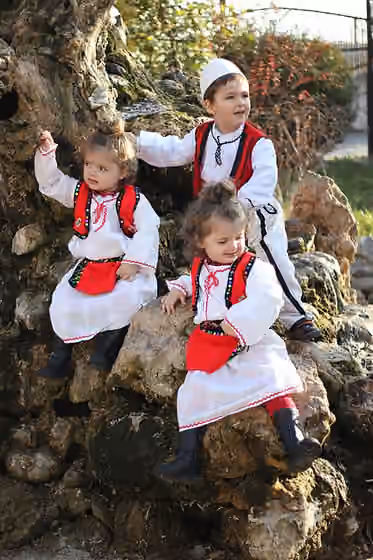 suku Albania di Kosovo — Children celebrating Kosovo Independence with Albanian traditional costumes.