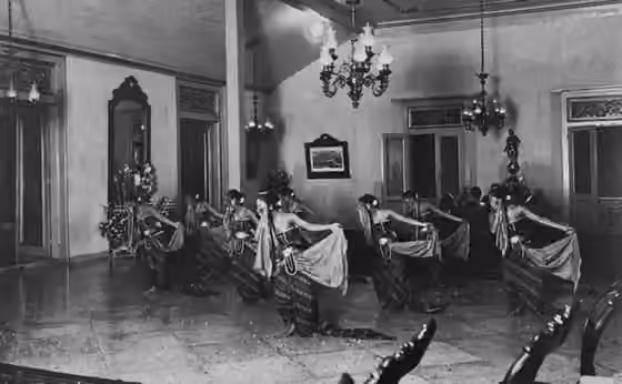 Tari Jawa — Bedoyo dance performance at the wedding of Hoesein Djajadiningrat and Partini in the palace of Prang Wedono (Mangkoe Negoro VII), the father of the bride, at Solo