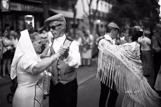 Schottische — Couple dancing Schottische during the festivities of San Cayetano in Madrid (August 2017).