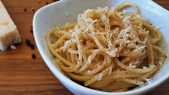 Cacio e pepe — pasta cacio e pepe (cheese and pepper)