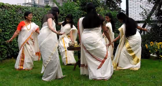 Thiruvathirakkali — "കൈതപ്പൂ മണമെന്തേ ചഞ്ചലാക്ഷീ...