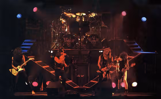 Metal latin — Angeles del Infierno 1º Formación - Manu, Juan, Iñaki, Robert y Santi sobre el escenario en Madrid 1985