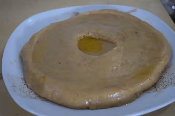 Asida — طبق من العصيدة المُعدّة من السّكّر في القطيف، كما يظهر لونها جليّاً.