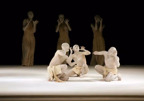 Butoh — Espectáculo presentado en el Festival Cervantino llamada Kagemi: Más allá de la metáfora de los espejos, Sankai juku pertenece a la segunda generación de los grupos de la danza Butoh, movimiento que emergió en los años setenta como una…