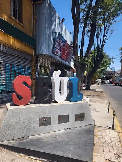 Koreans in Chile — Homenaje de la diáspora coreana en Chile a Seúl en el barrio Patronato de Santiago