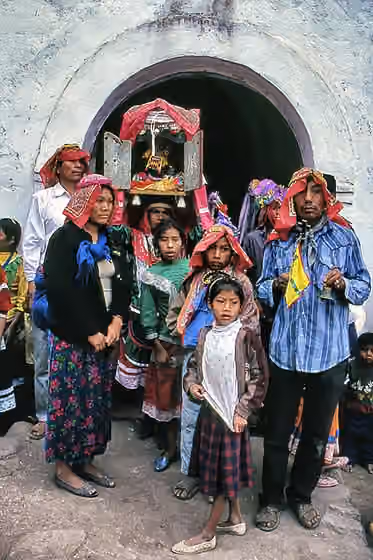 Mexicaneros — Habitantes de la comunidad de San Pedro Xícoras, en el estado de Durango, México, participan en la fiesta de la Candelaria, sacando en procesión una figura que representa al niño dios.