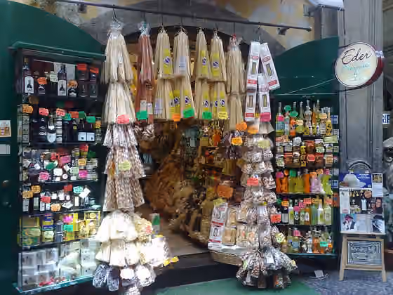 Masakan Campania — Napoli, un negozio di prodotti tipici napoletani e campani.