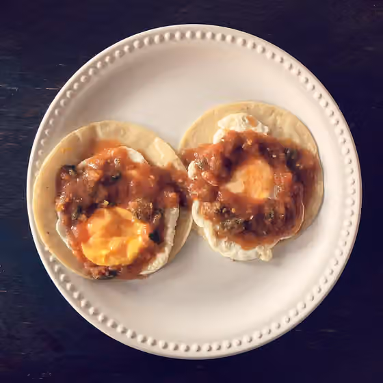 Huevos rancheros — Huevos Rancheros: estrellados sobre tortillas de maíz fritas bañados en salsa picante roja