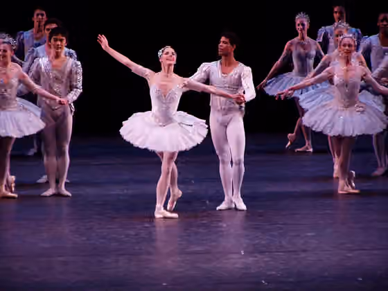 balet — Darcey Bussell and Carlos Acosta during the curtain call for the ballet Theme and Variations.