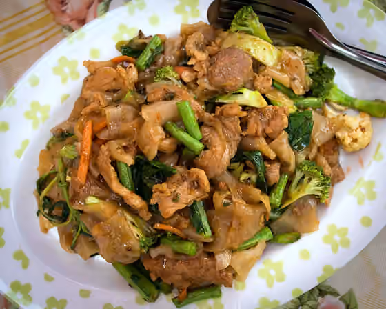 Drunken noodles — Phat khi mao (Thai script: ผัดขี้เมา; lit.