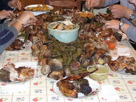 Inca cuisine — Pachamanca , en la mesa comiendo.