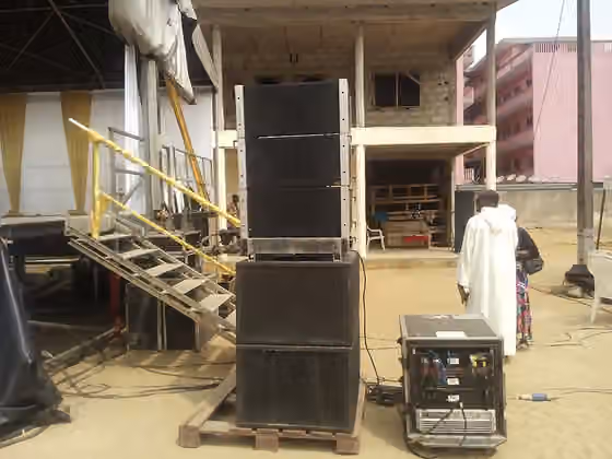 Music of Ivory Coast — Des baffles sont désormais utilisés dans la musique africaine même dans les églises pour donner de la sonorité.