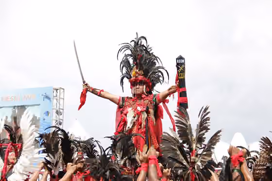 Kabasaran — Kabasaran adalah tarian perang dari daerah Minahasa Sulawesi Utara, tarian ini merupakan tarian keprajuritan tradisional Minahasa.