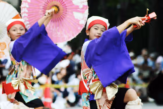 Festival Yosakoi — Two performers, labeled "Kamimachi Yosakoi Naruko-Ren", at the 2006 Yosakoi Festival in Harajuku.