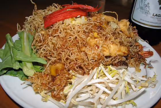 Mi krop — A plate of Mee Krob (หมี่กรอบ, a savory and crispy Thai rice vermicelli dish).