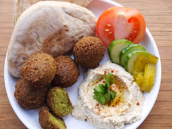 Masakan Palestina — palestinian breakfast falafel and hummus