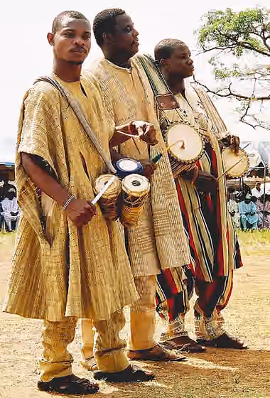 Musik di Nigeria — These drummers were part of a large celebration marking the arrival of running water to their village, Ijomu Oro, Kwara State, Nigeria, in April 2004