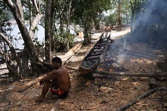 Yeꞌkuana — Realizando una curiara.
